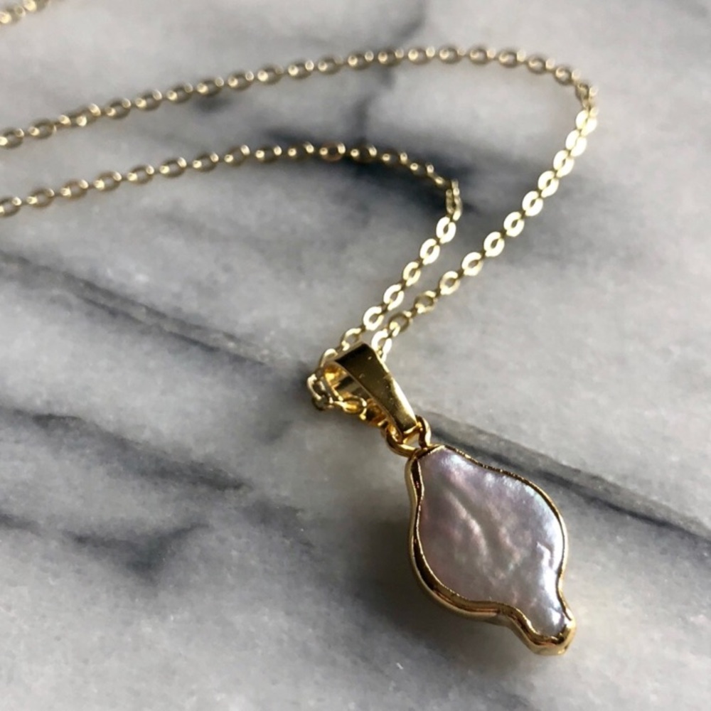 Last 1! ๐HP๐ Dainty Gold Pearl Necklace - Picture 4 of 5